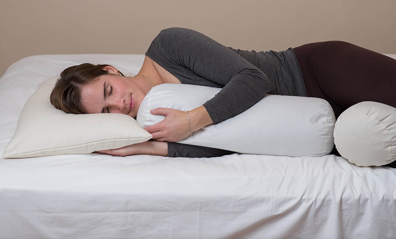 Trong phòng ngủ khách sạn đa số không có gối ôm là sao? 